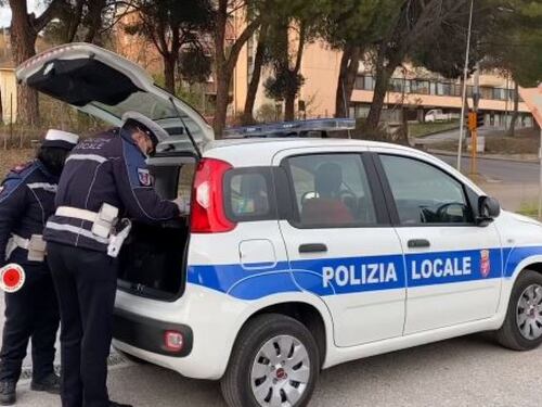 Occupa l'appartamento. Poi lo straniero lo affitta agli spacciatori