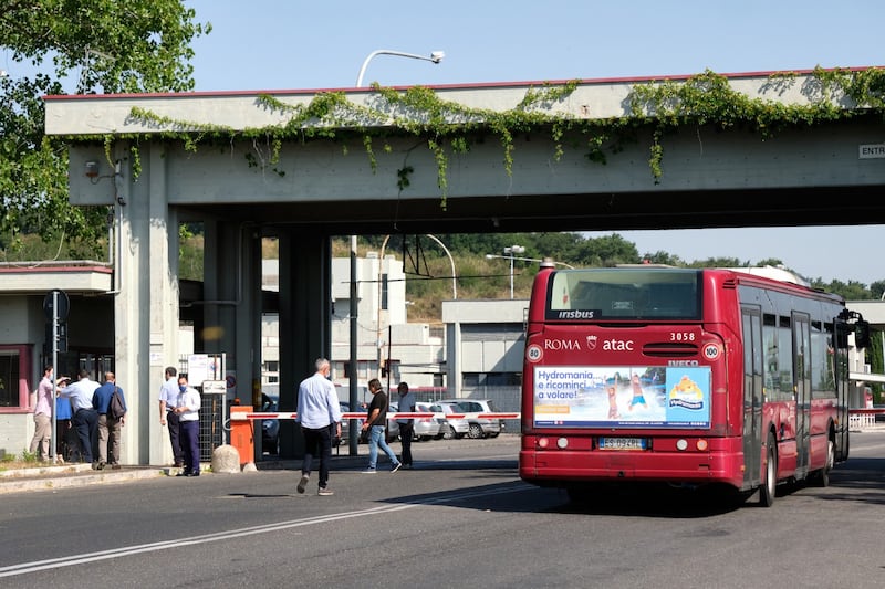 Il blitz di Salvini nella rimessa Atac presa di mira dai nomadi 6