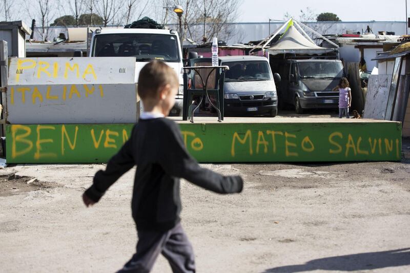 Salvini fra le baracche dei rom: "Da incivili vivere in un campo" 3