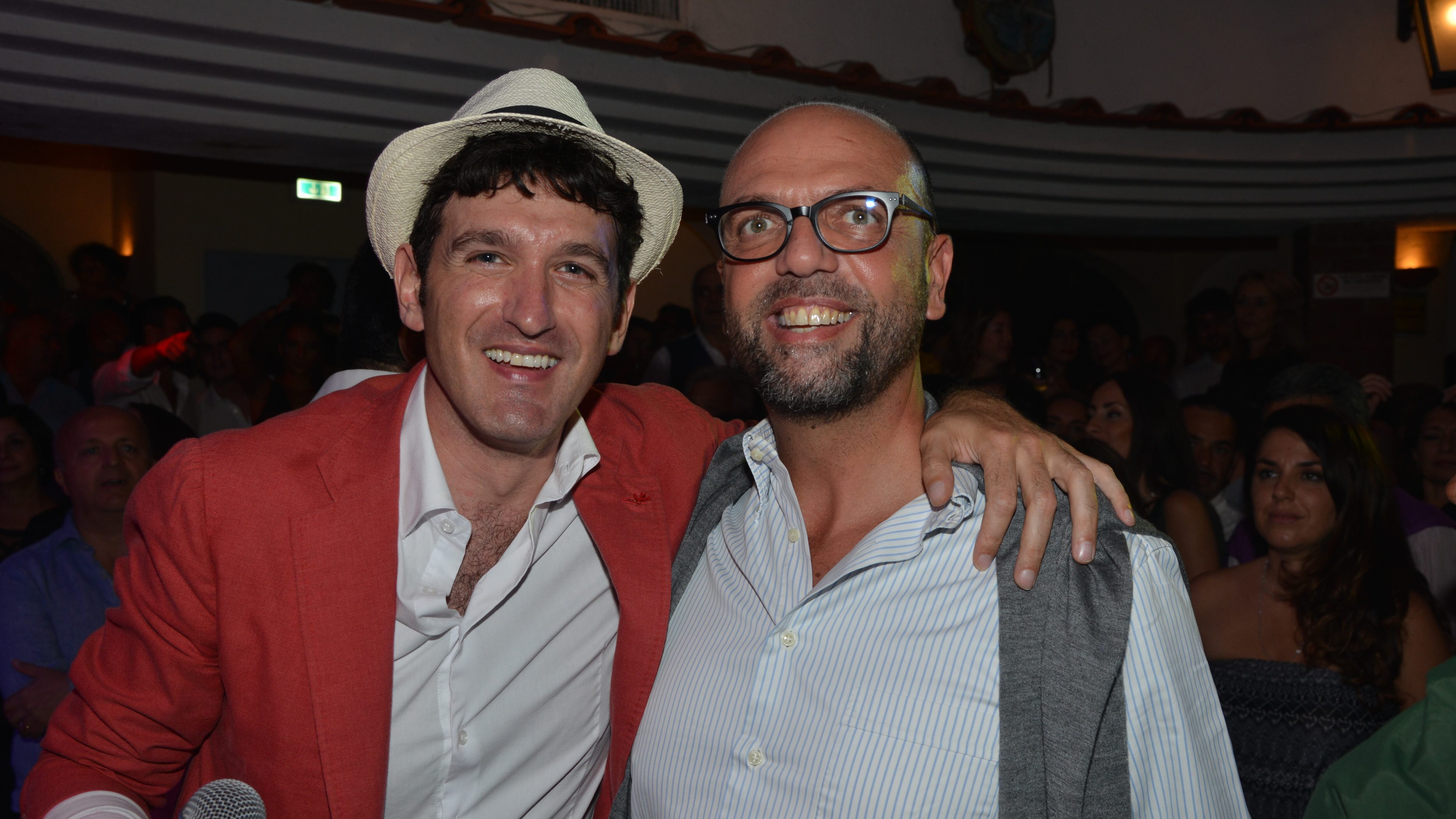 La rinascita di Alfano: ringiovanito e glamour si scatena al piano bar