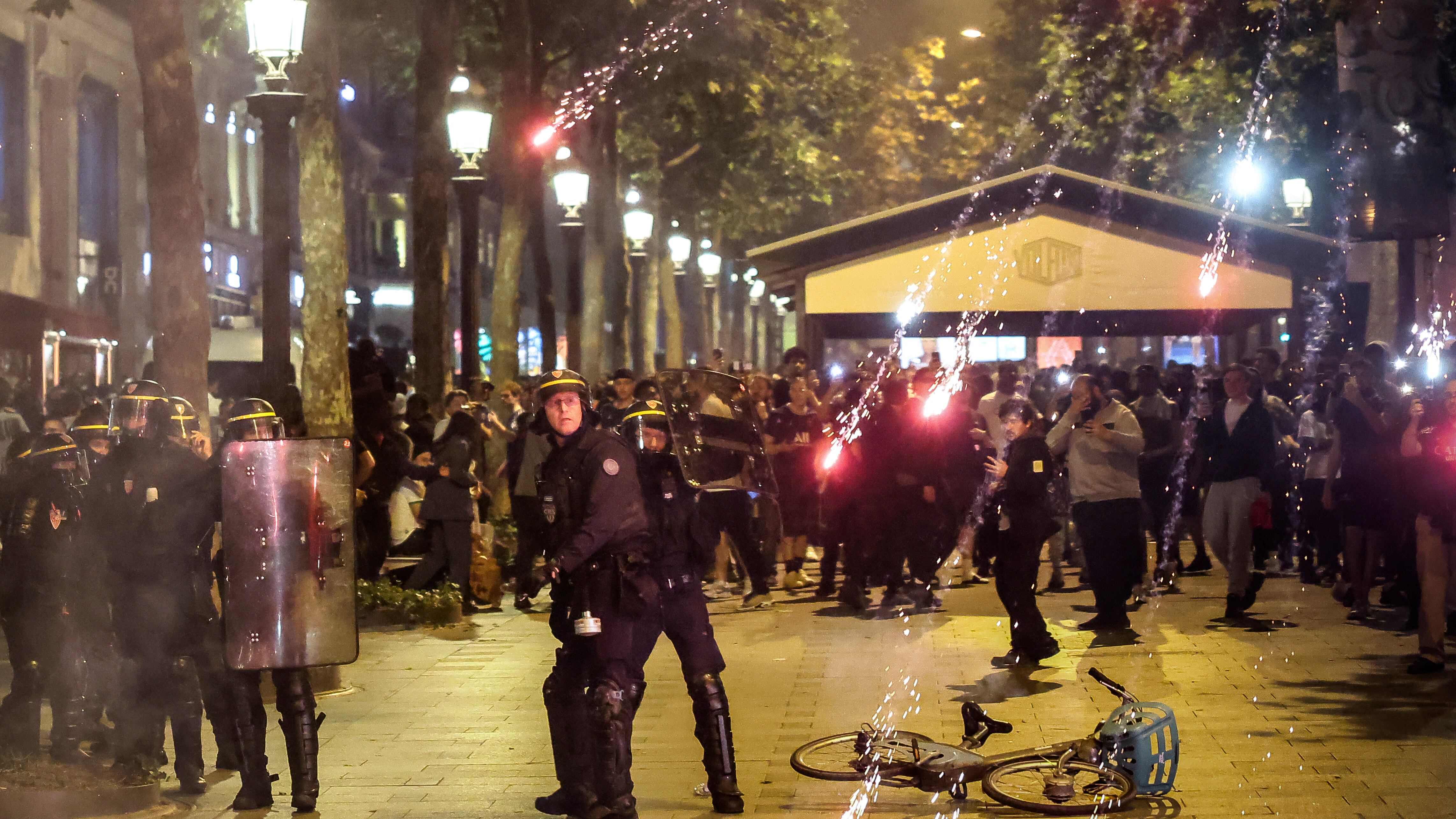 14 luglio di caos in Francia: 389 fermi per le violenze degli immigrati di seconda generazione