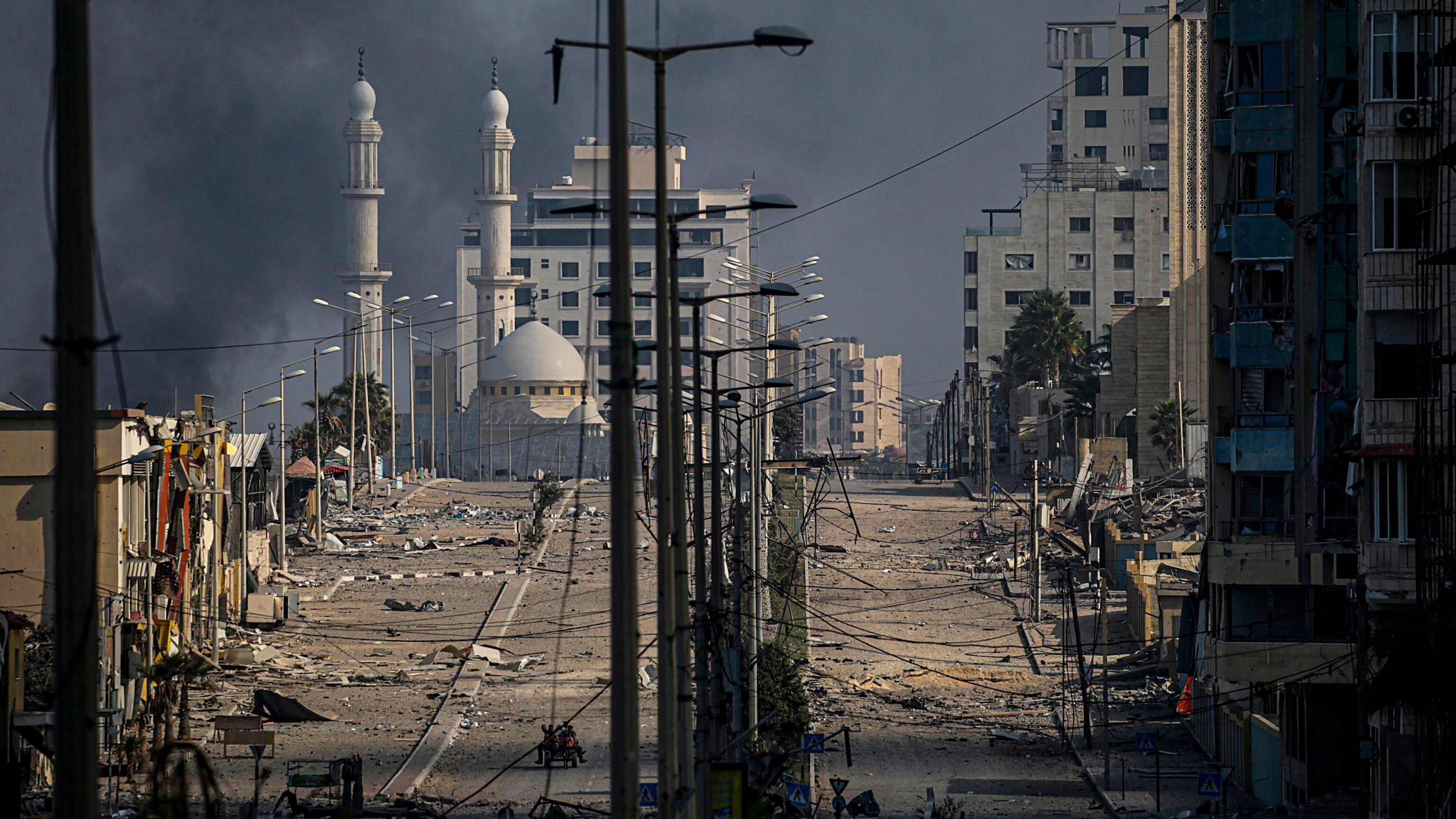 Il dramma di Gaza: "Oltre 10mila morti". Ma Israele rilancia: "Va denazificata". Dal Libano 30 razzi