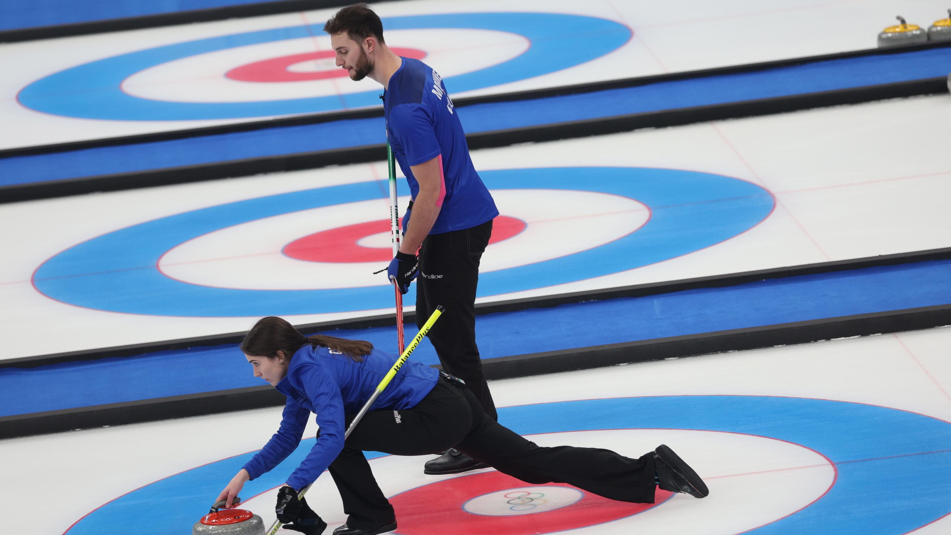 Un popolo di santi, poeti e spazzolatori. Viva il curling, ma c'è un'ingiustizia...