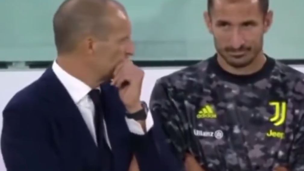 Il labiale di Chiellini ad Allegri fa scoppiare la bufera