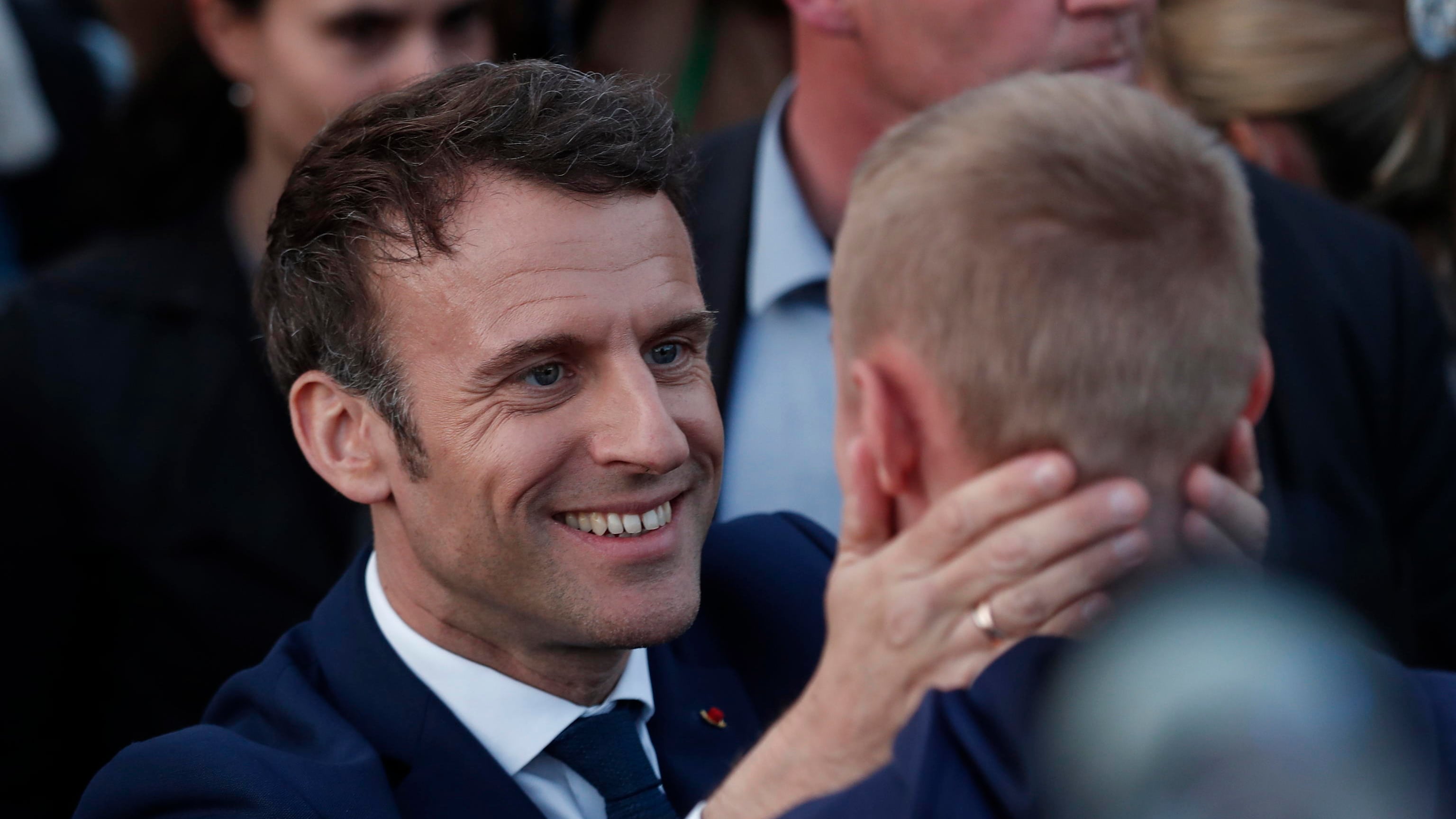 L'"algido" Macron scopre le scuse. "Il ballottaggio referendum sull'Ue"