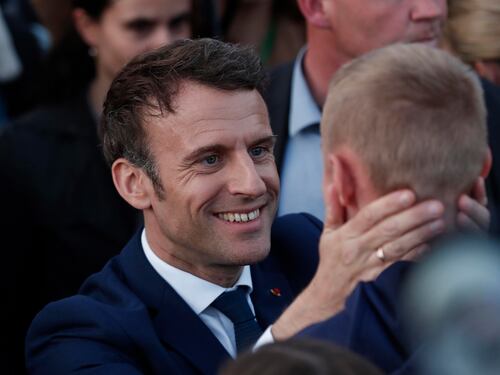 L'"algido" Macron scopre le scuse. "Il ballottaggio referendum sull'Ue"