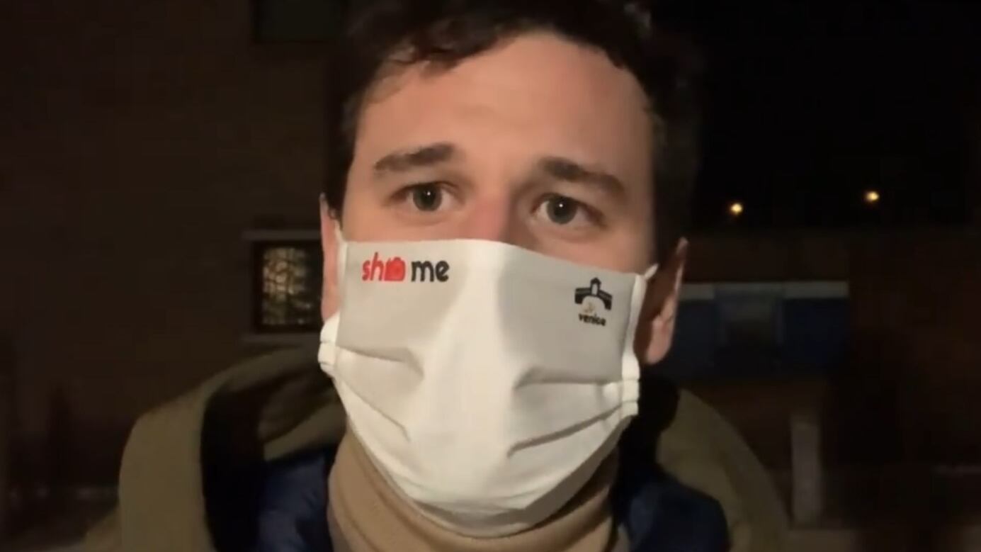 "Perché fate la pipì proprio lì...?" Ed è raffica di pugni e insulti
