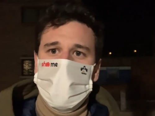 "Perché fate la pipì proprio lì...?" Ed è raffica di pugni e insulti