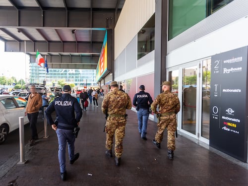 Espulsioni più facili, zone rosse e controlli nelle stazioni: il governo prepara la stretta sulla sicurezza