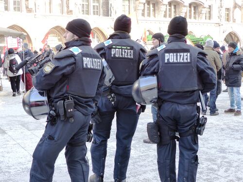 Berlino, arrestato rifugiato siriano di 17 anni: preparava un attentato
