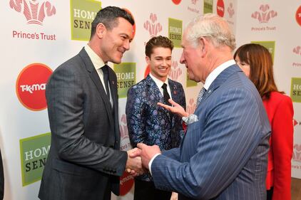 Il Principe Carlo: stretta di mano con Brian May dei Queen al The Princès Trust Awards 1