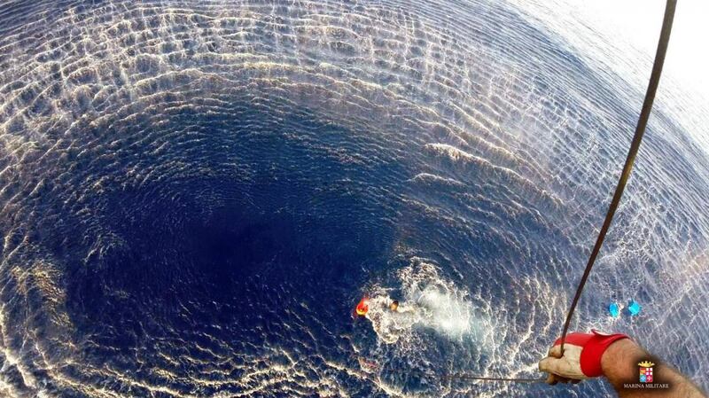 Migranti aggrappati a un barile tratti in salvo 5