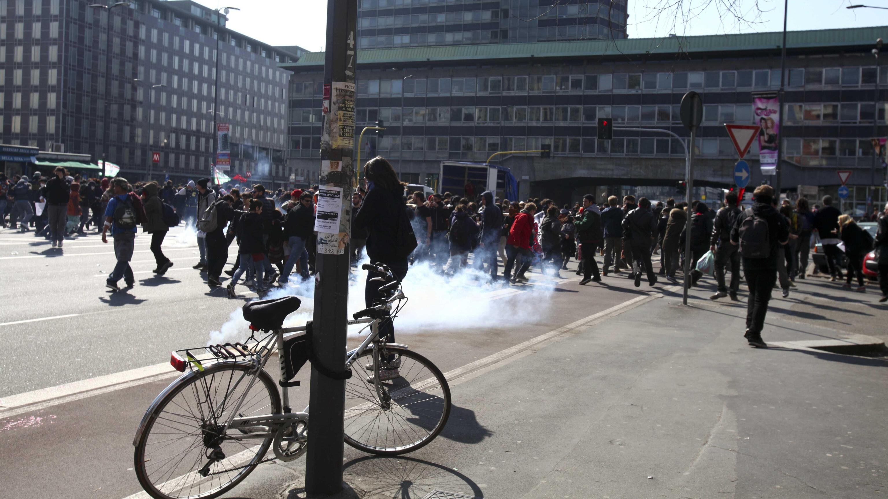 Gli studenti scendono in piazza. A Milano scontri con la polizia