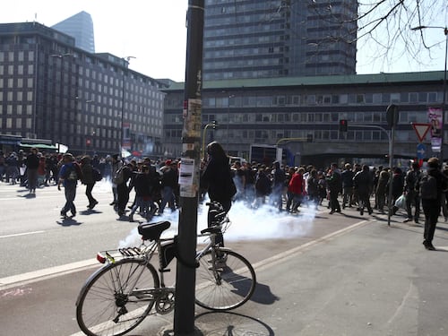 Gli studenti scendono in piazza. A Milano scontri con la polizia