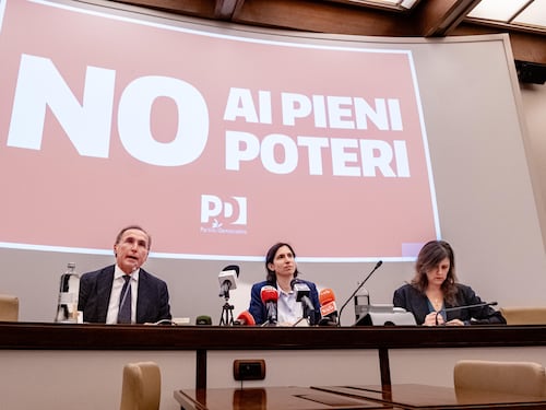 Opposizione divisa ma la Schlein vede "pericoli autoritari"