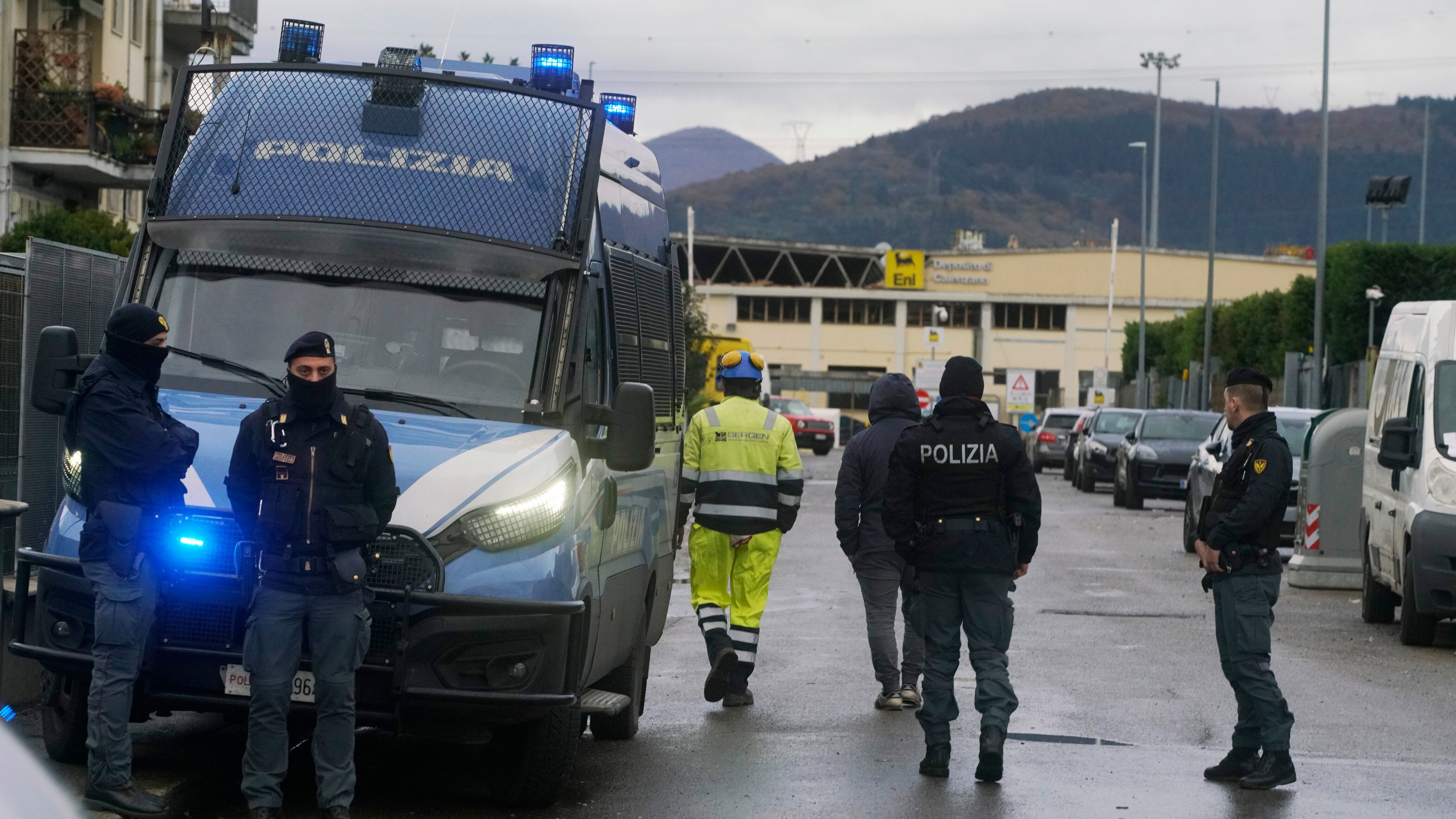 Le autobotti al carico, la scintilla e le fiamme. Spunta l'ipotesi di una manovra errata