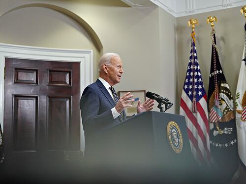 Le "vere" priorità di Biden: corsi sull'identità di genere per l'esercito