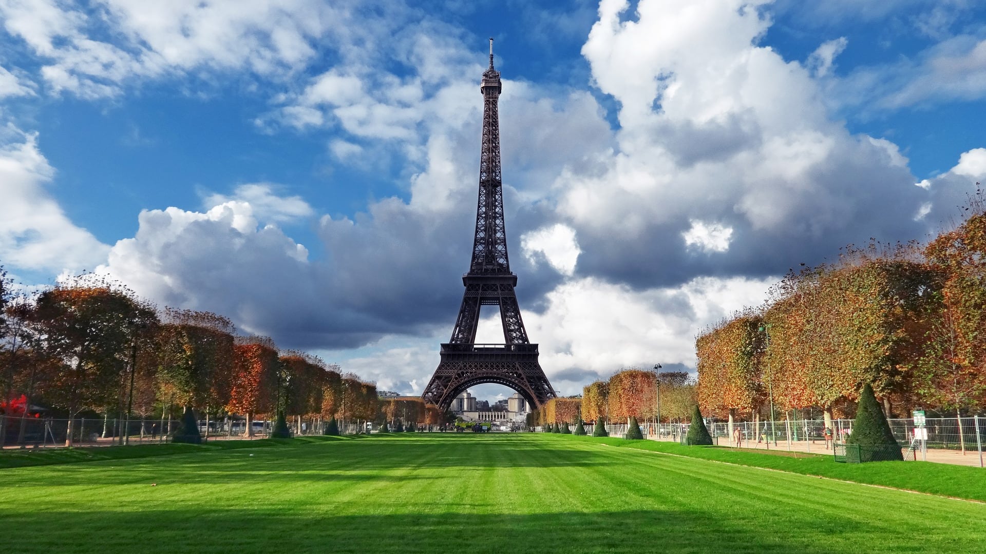 Parigi è "impresentabile e sporca", così il Guardian demolisce la capitale francese