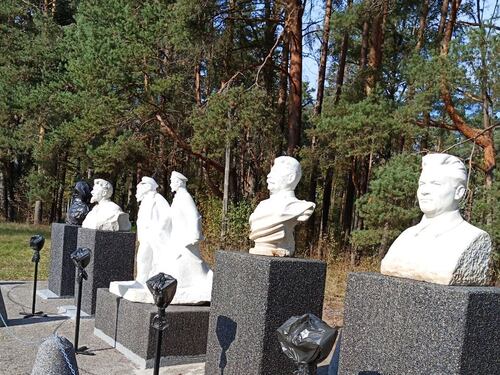 Busti di Stalin e Lenin nel memoriale: lo sfregio alle vittime del comunismo
