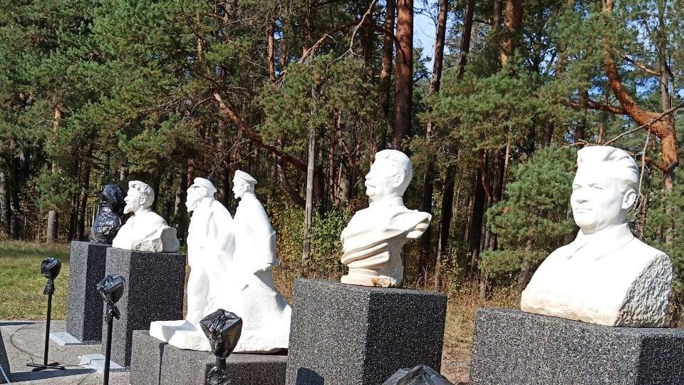 Busti di Stalin e Lenin nel memoriale: lo sfregio alle vittime del comunismo