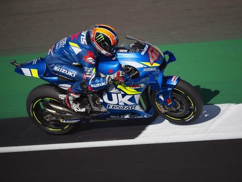 Motogp, Silverstone: Rins beffa Marquez nel finale. Quarto Rossi
