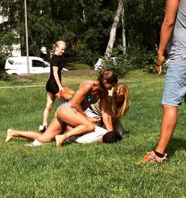 La poliziotta in bikini sventa una rapina al parco 1