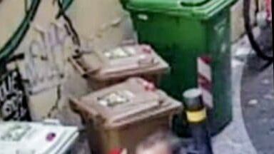 Caccia all'uomo che tira pugni a donne scelte a caso per strada