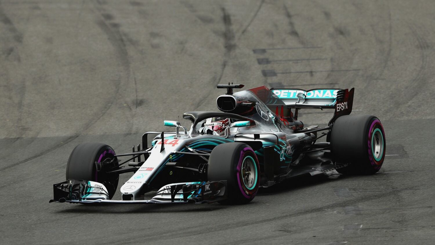Caso Hamilton alla Mercedes: il pilota inglese nervoso per il dominio Ferrari