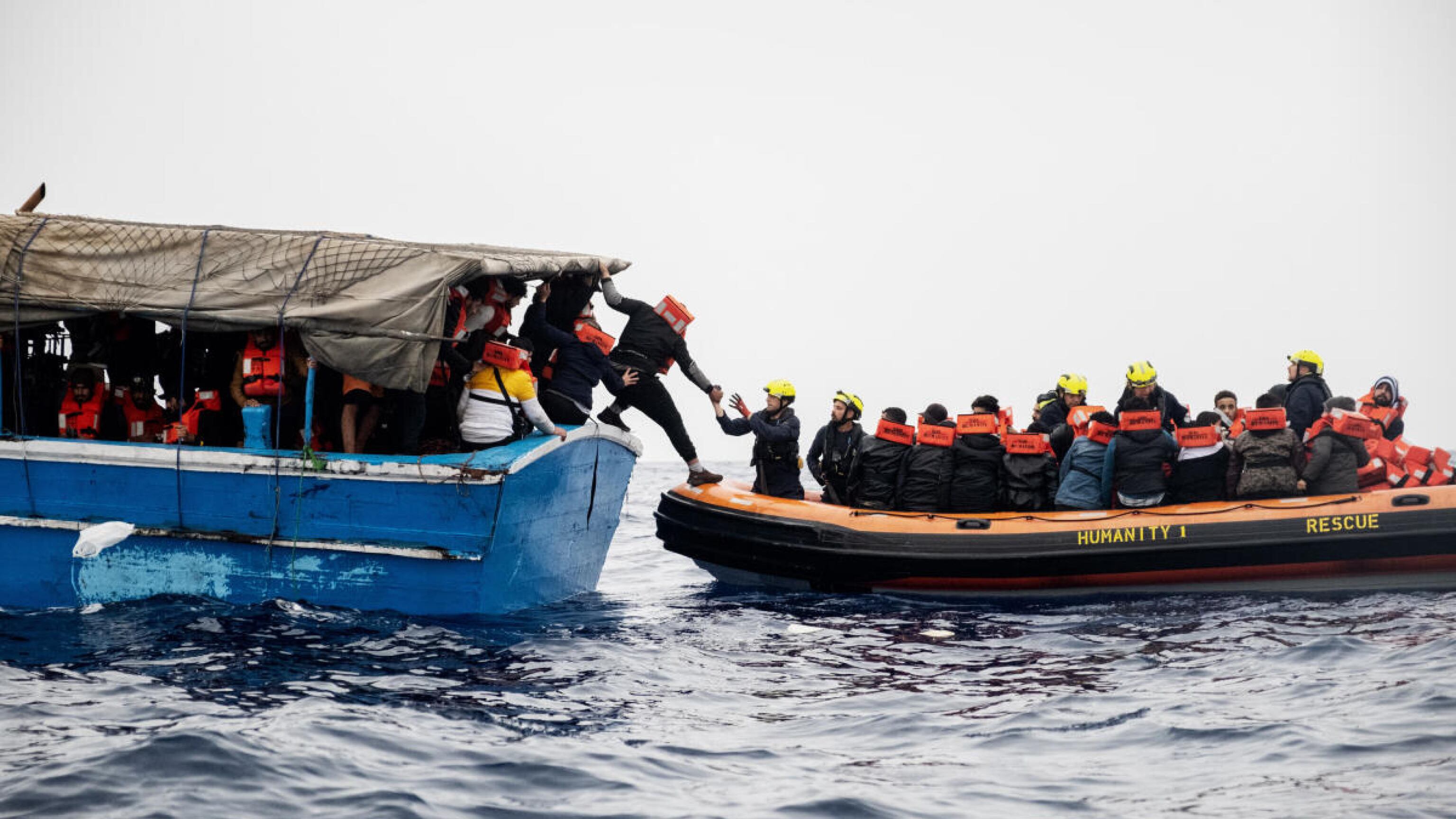 Soldi ai migranti, non ai poliziotti