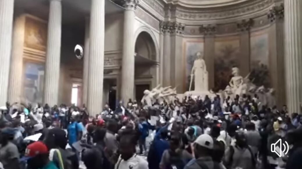 Nella Parigi che premia Carola scoppia la rivolta dei migranti