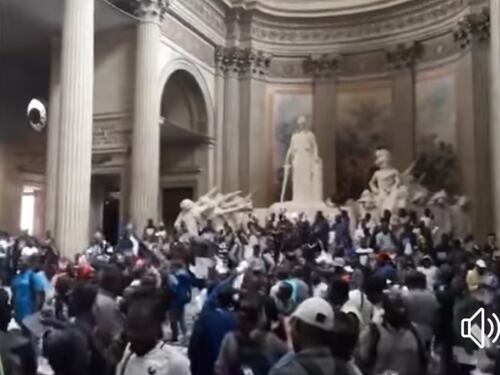 Nella Parigi che premia Carola scoppia la rivolta dei migranti