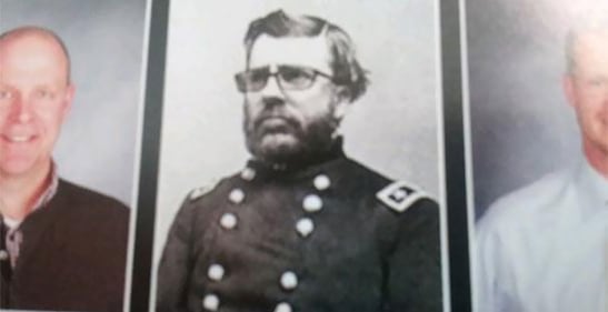Quale migliore foto nell'annuario scolastico per un professore di storia?