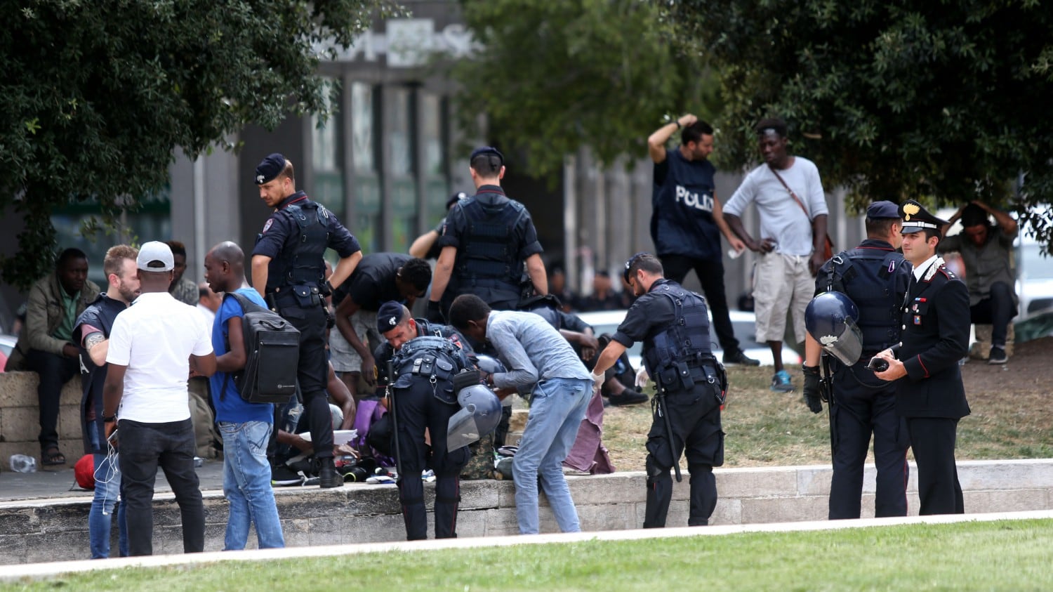 Le bombe contro i migranti. Ora si rischia la guerra civile