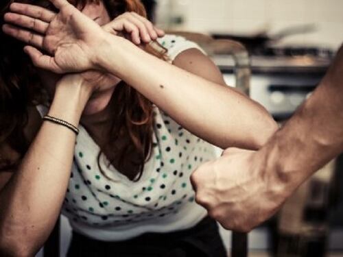 Maltrattamenti all'ex, rimpatriato 31enne