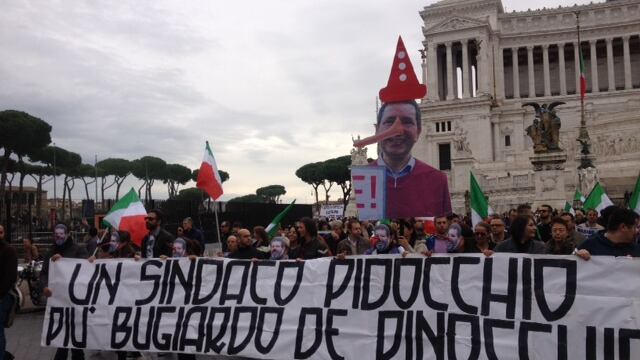 Le periferie in piazza al grido "Marino, vattene!"