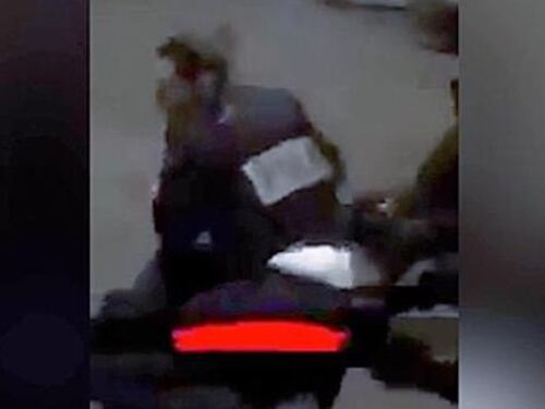 Francia, due poliziotti linciati da 300 persone inferocite