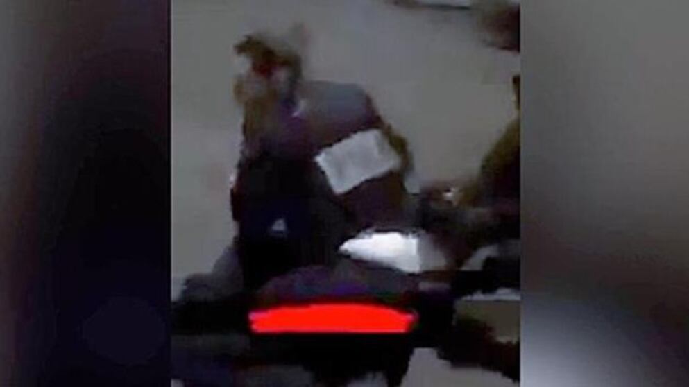 Francia, due poliziotti linciati da 300 persone inferocite