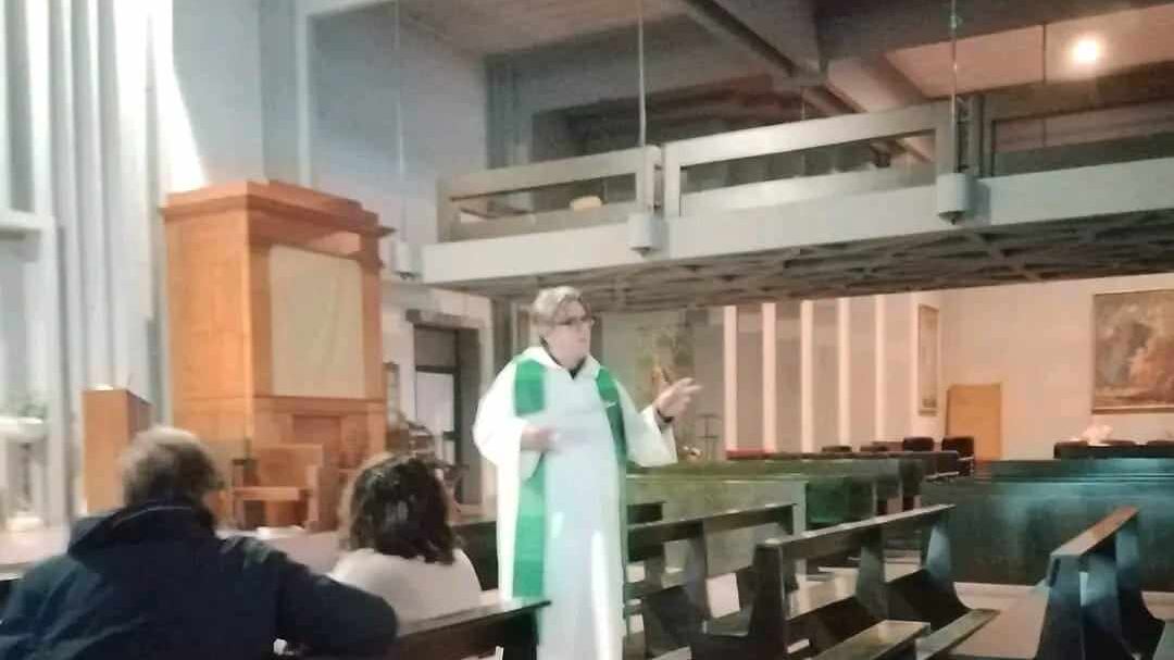 Un comizio in chiesa contro il governo Meloni: l'ultima iniziativa di don Biancalani