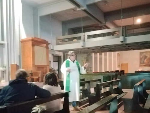 Un comizio in chiesa contro il governo Meloni: l'ultima iniziativa di don Biancalani