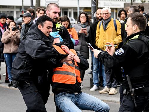 Mega blitz contro gli attivisti di Ultima Generazione. "Sono eco-terroristi, nel mirino l'oleodotto di Trieste"