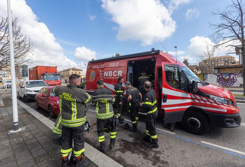 Milano, i vigili del fuoco al padiglione della Bicocca dopo la fuoriuscita di acido cloridrico 4