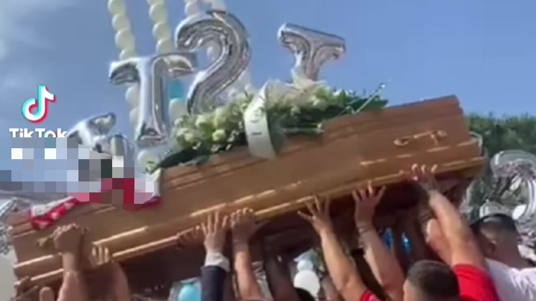 "Bruceranno le caserme". Funerali stile "Gomorra" per il motociclista morto