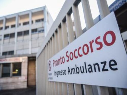 Partorisce in auto davanti all'ospedale