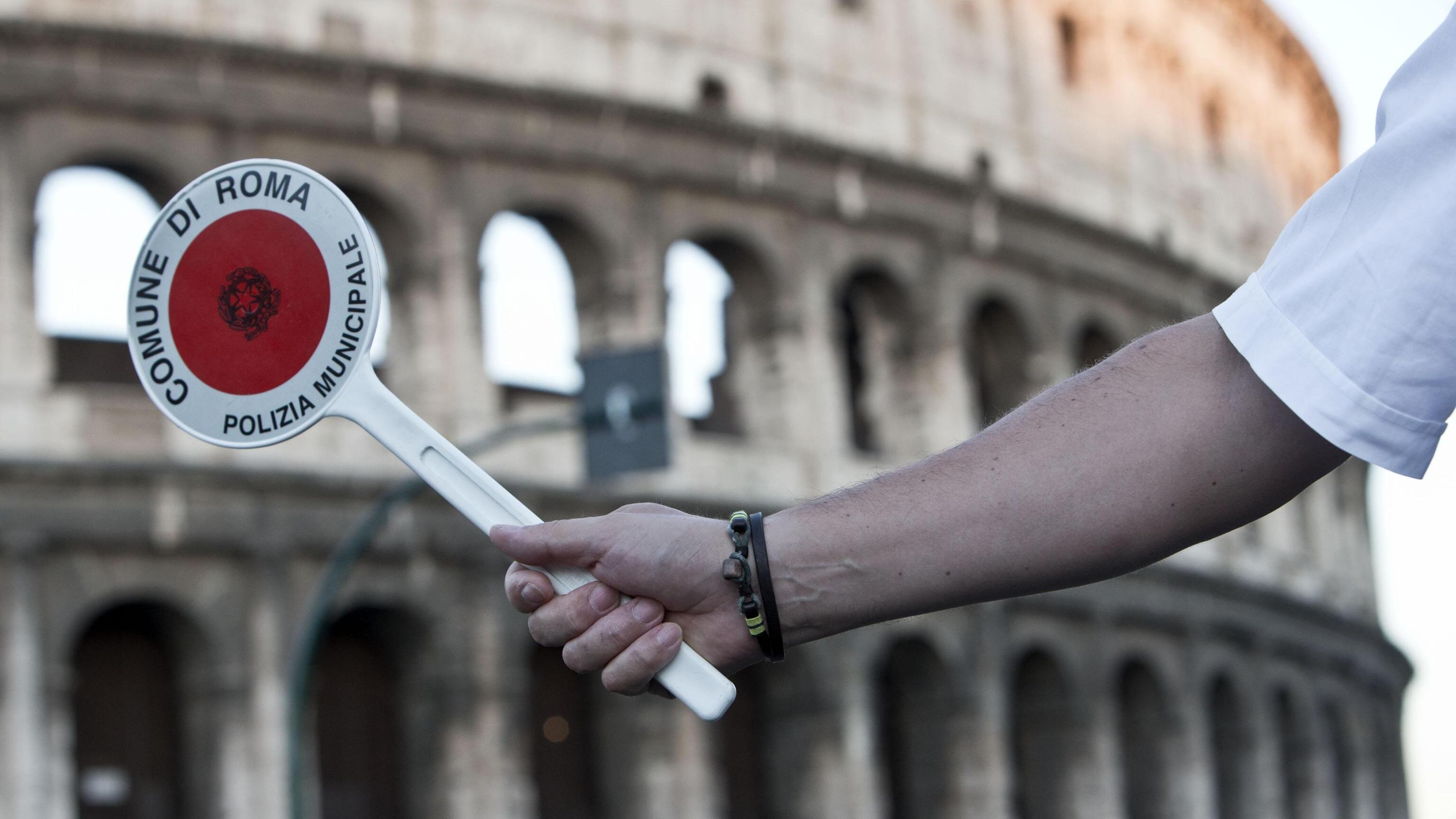 Scatta lo stop al traffico lungo i Fori Imperiali E Roma piomba nel caos