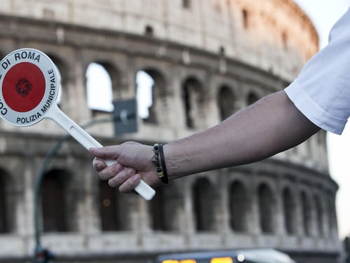 Scatta lo stop al traffico lungo i Fori Imperiali E Roma piomba nel caos