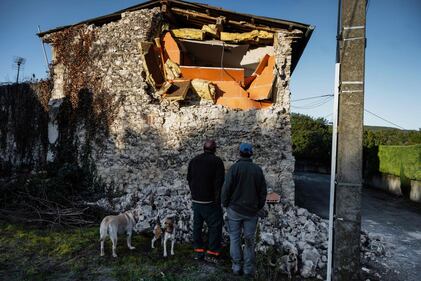 La terra trema in Francia: le macerie dopo il terremoto 6