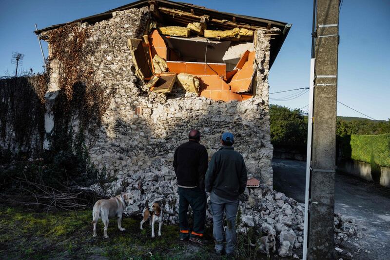 La terra trema in Francia: le macerie dopo il terremoto 6