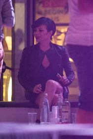 Dolcenera sexy in minigonna sulla Versilia notturna 1