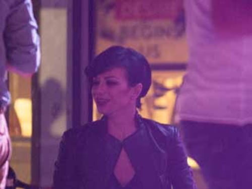 Dolcenera sexy in minigonna sulla Versilia notturna