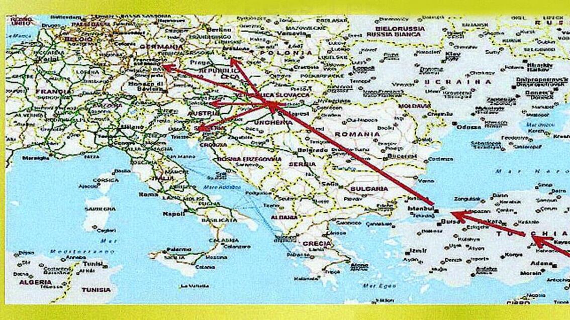 I trafficanti di uomini pagano il pizzo ai terroristi, ogni barcone vale un giro d'affari di 150mila euro. E c'è di peggio